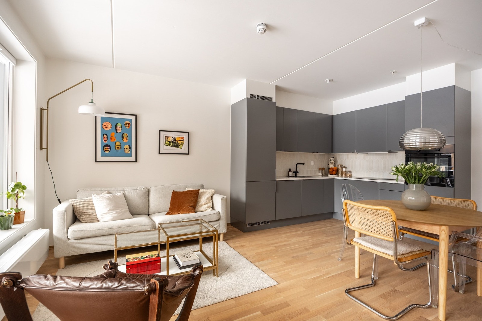 Praktisk åpen kjøkkenløsning som skaper en lun atmosfære. Galleribilde