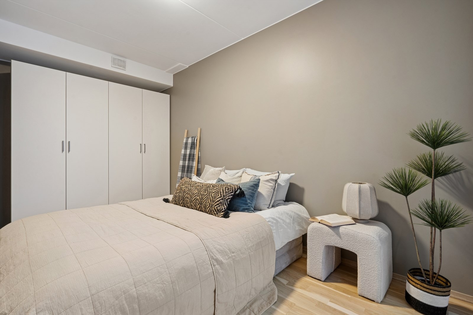 Soverom med garderobeskap Galleribilde