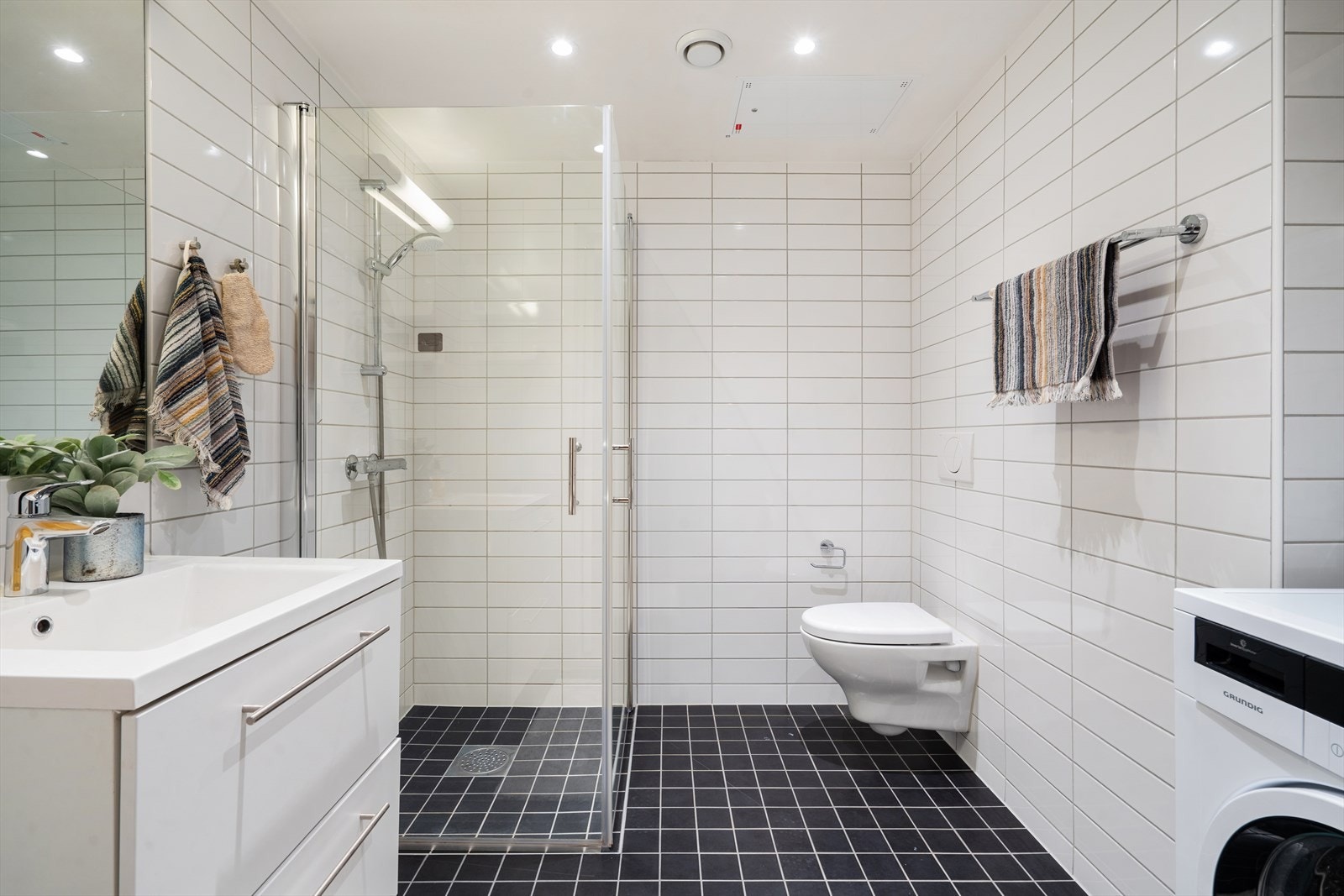 Bad med gulvvarme og opplegg for vaskemaskin. Galleribilde