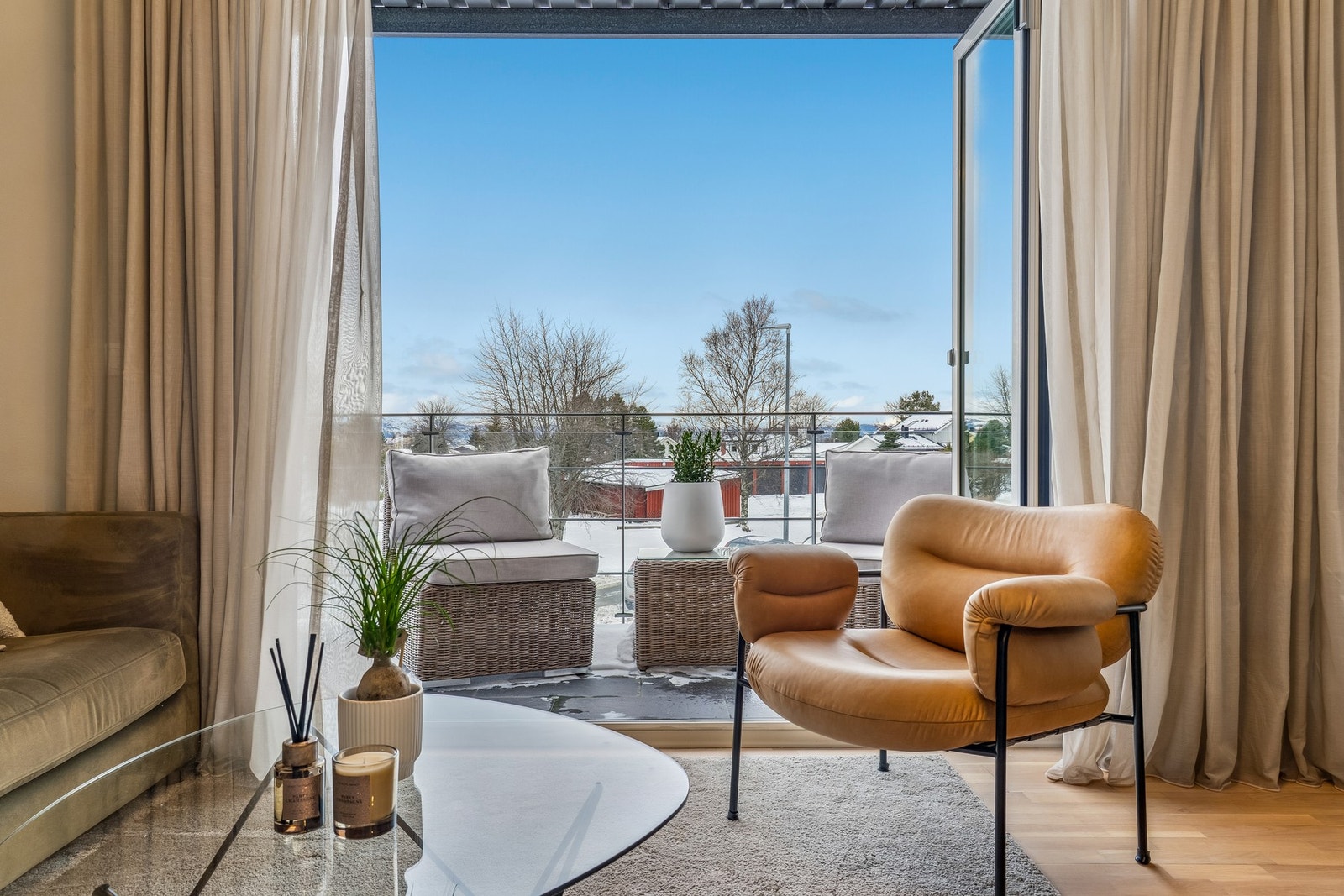 Fra stuen har du utgang til en privat balkong som måler 6 kvm. Balkongen blir en naturlig forlengelse av stuen på varme sommerdager. Galleribilde