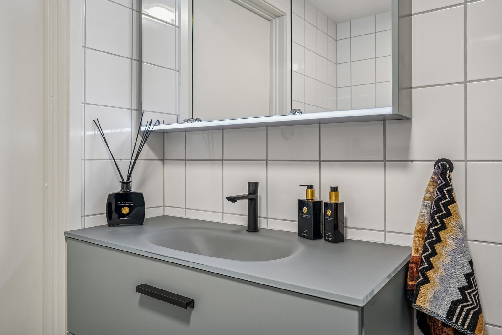 Baderommet er utstyrt med flislagt gulv med varme, innfellbare dusjdører, servant i servantskap, wc og opplegg for vaskemaskin. Galleribilde