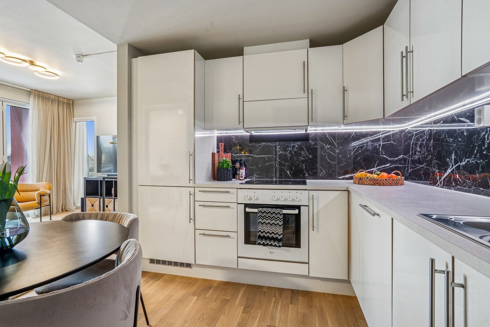 Kjøkken er utstyrt med kjøl/ fryseskap, stekeovn, platetopp, oppvaskmaskin og avtrekk over stekesonen. Galleribilde