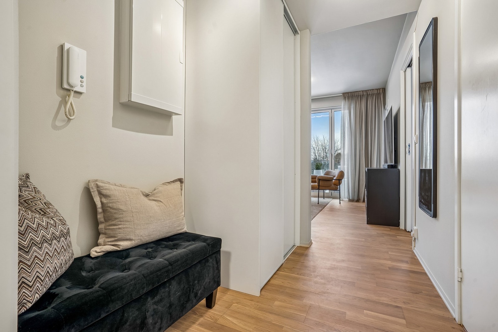 Innbydende entré som gir et ryddig og lyst førsteinntrykk ved ankomst. Galleribilde