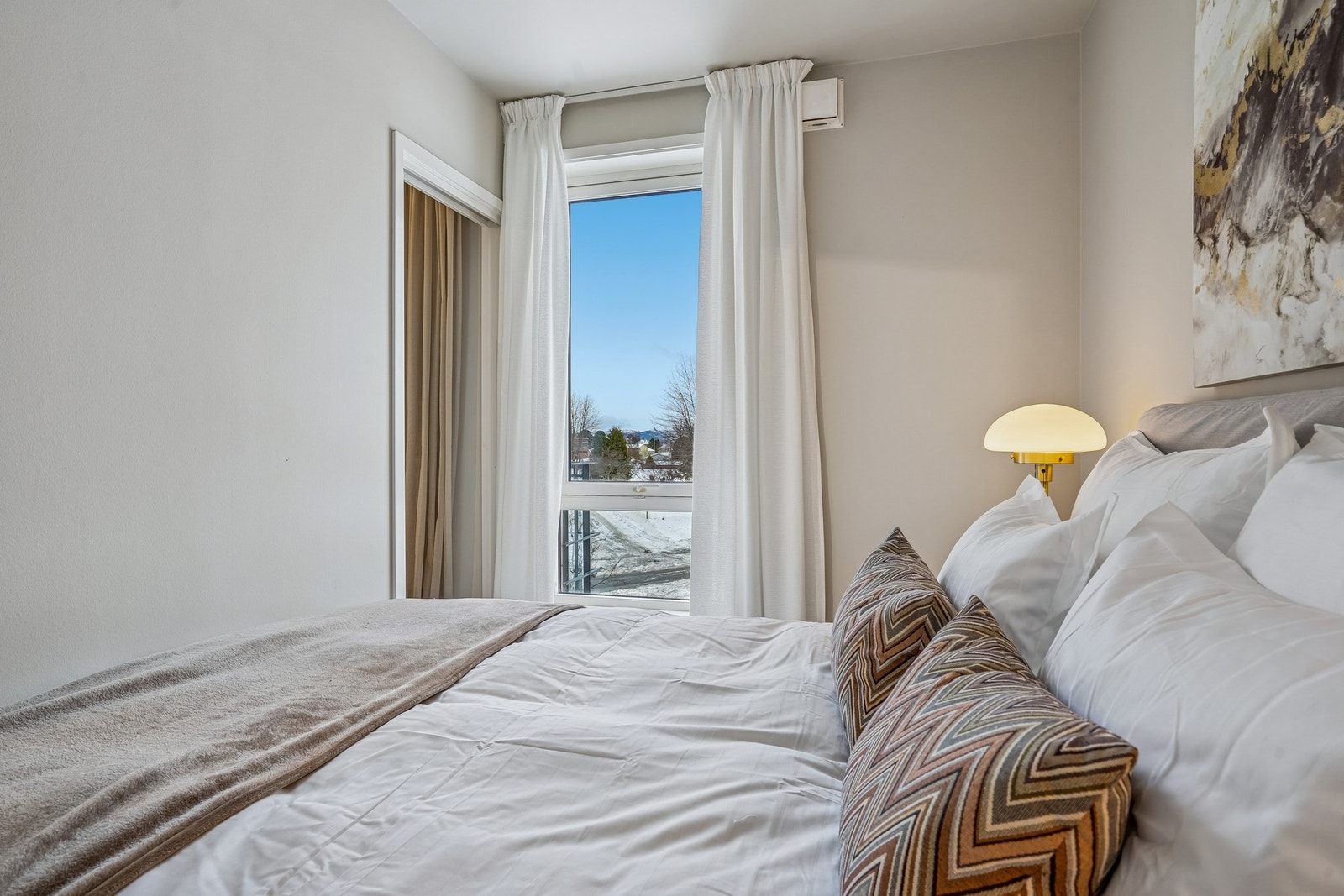 Soverommet har integrert skyvedrøsgarderobe og det er god plass til å innrede med stor dobbeltseng og tilhørende møblement. Galleribilde