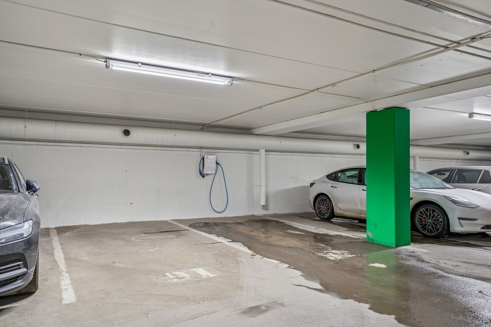 Det medfølger en parkeringsplass ved kjøp av leiligheten. Seksjonseier har rett til å etablere ladepunkt på den p-plass seksjonseieren disponerer. Galleribilde