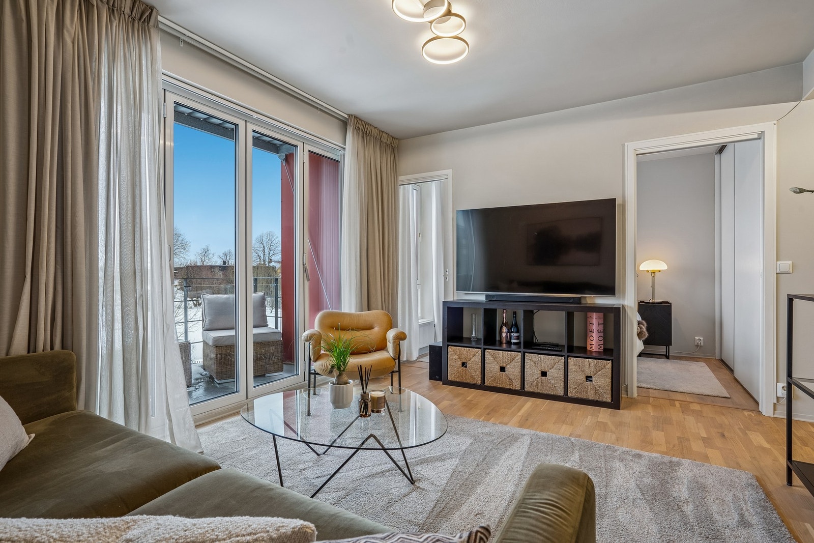 De store vindusflatene gir rikelig med naturlig lysinnslipp. Galleribilde