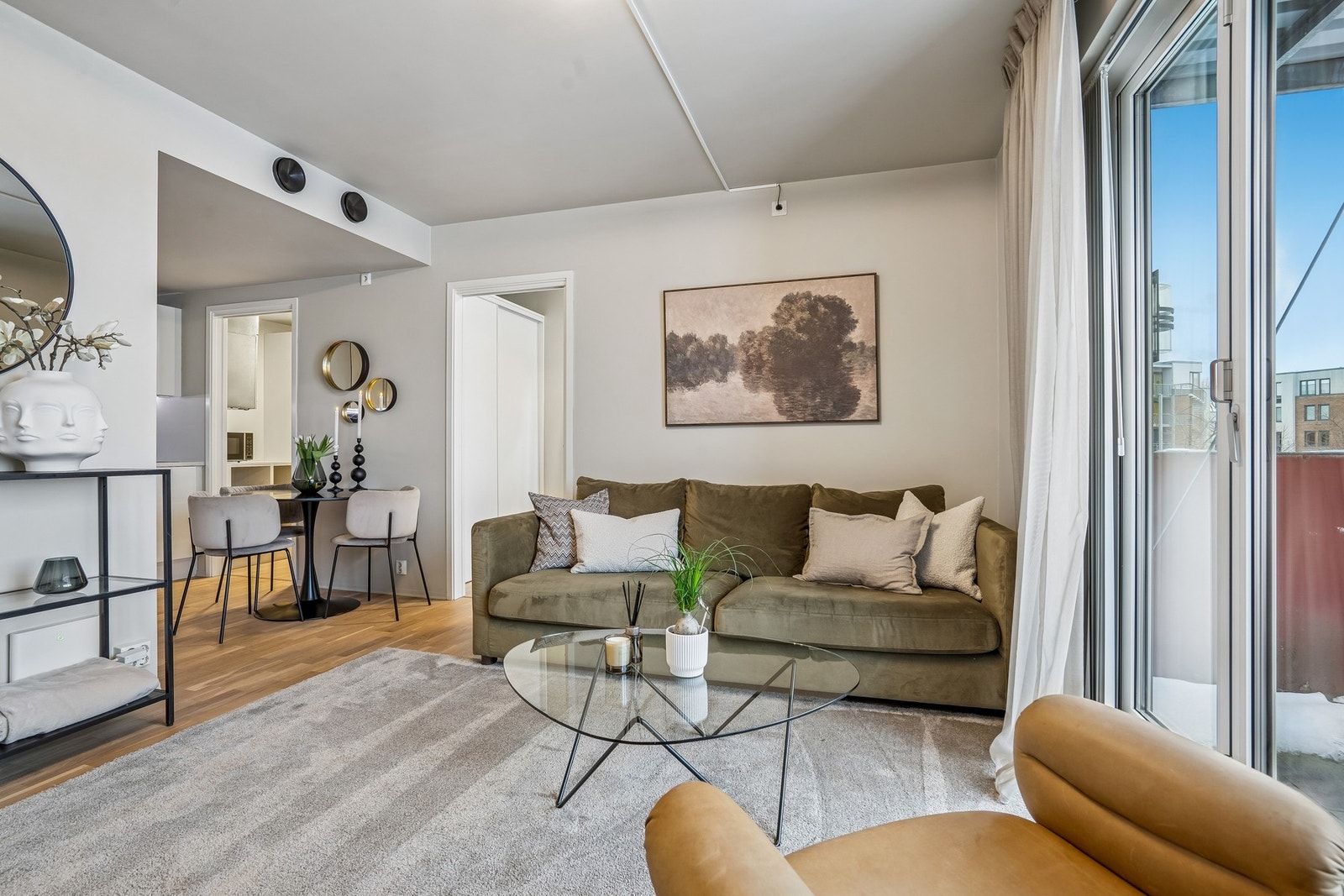 Den åpne løsningen gir en luftig romfølelse og naturlig flyt mellom sonene. Her har du god plass til både sofagruppe og spisebord. Galleribilde