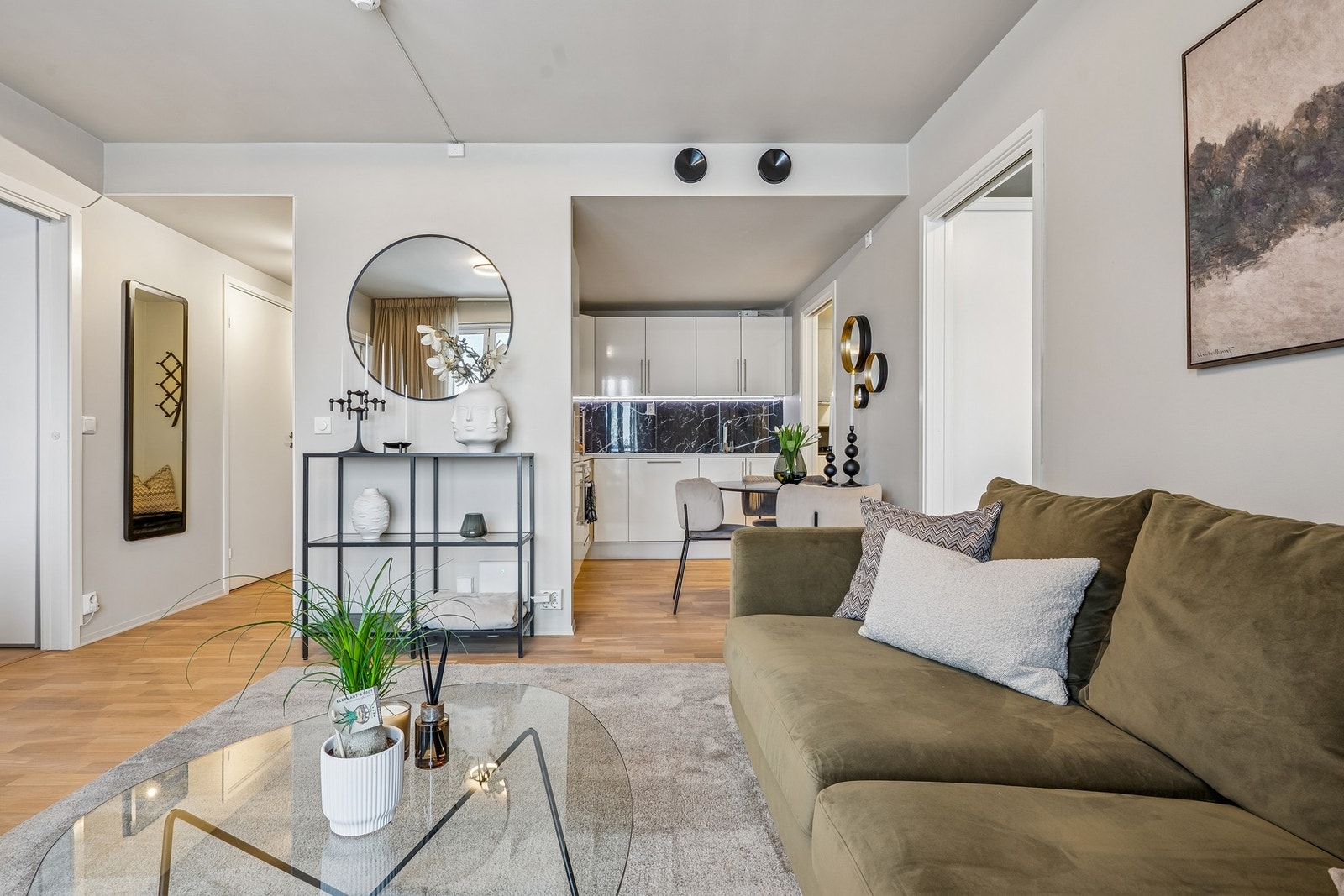 Boligen har fått energimerke Grønn B og er utstyrt med fjernvarme som gir lave og forutsigbare oppvarmingskostnader. Galleribilde