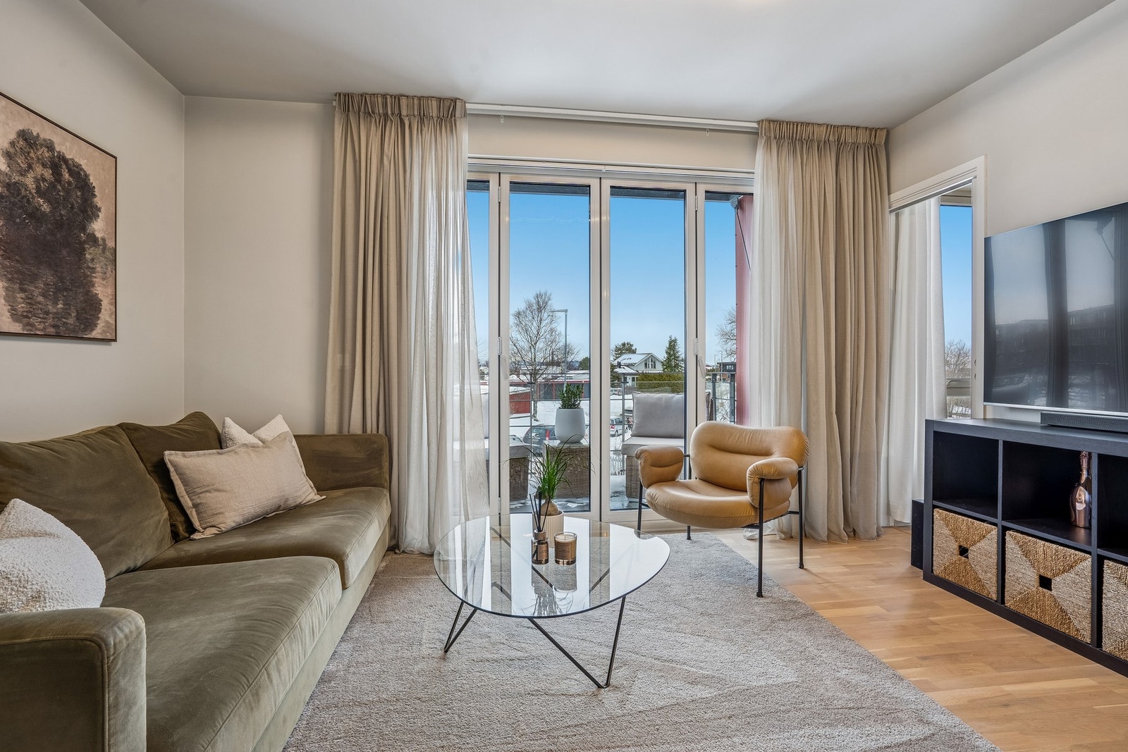 Velkommen inn! Stuen ligger i en åpen løsning med kjøkkenet og måler totalt 21 kvm. Galleribilde