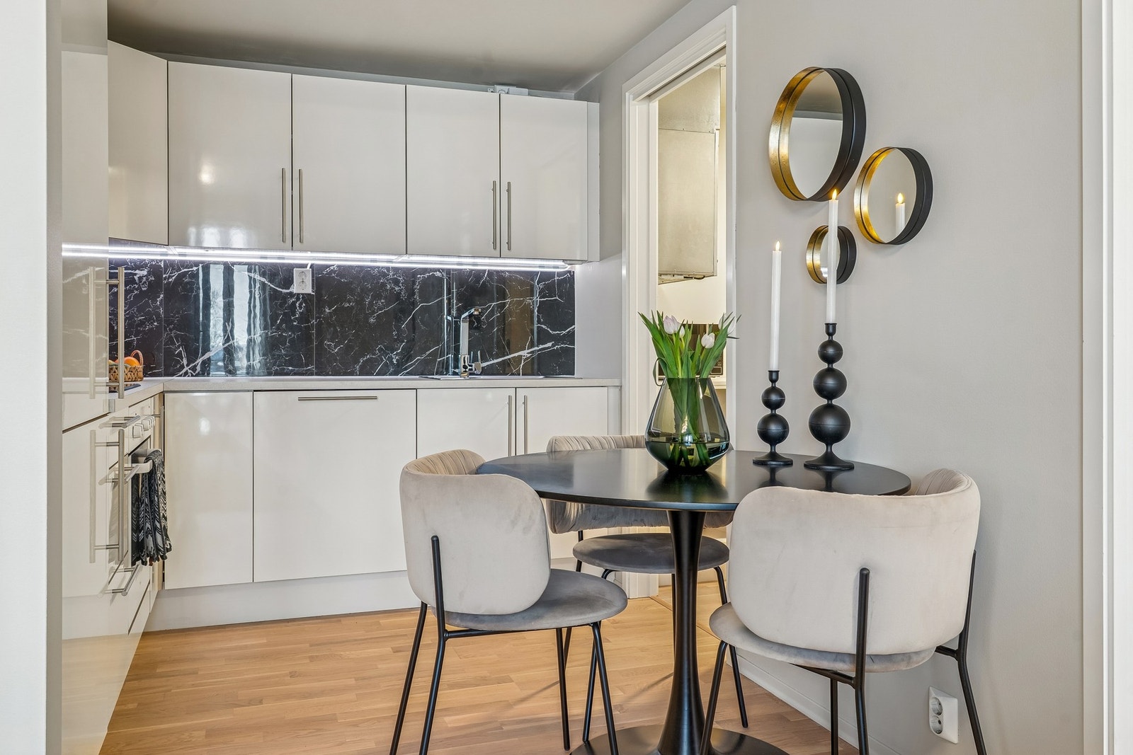 Lyst og fint kjøkken som er utstyrt med mye plass i både skuffer og skap. Kjøkkenet har fått TG1 i tilstandsrapport fra takstmann! Galleribilde