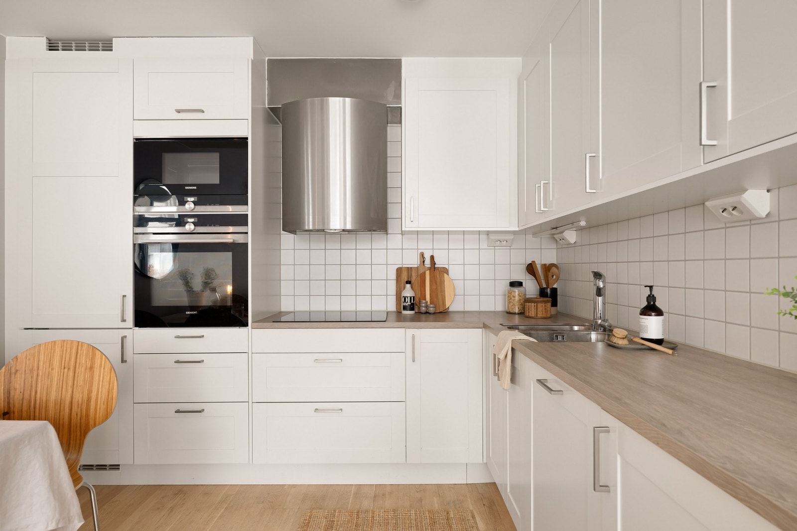 Integrerte hvitevarer, profilerte fronter og laminat benkeplate Galleribilde