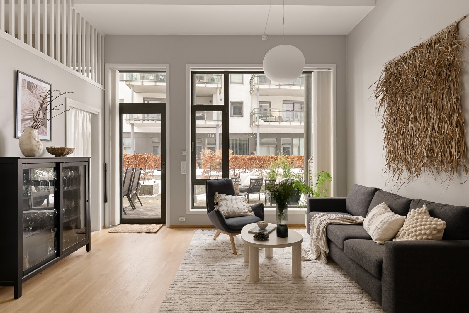 Rikelig med vindusflater og generøs takhøyde sørger for en luftig leilighet Galleribilde