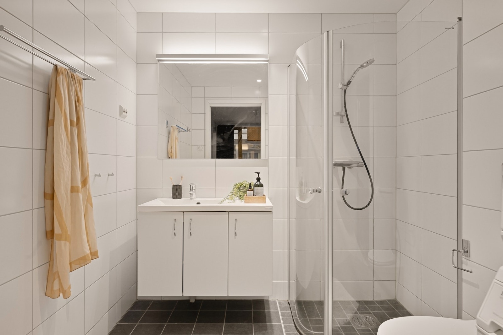 Flislagt bad med varmekabler og opplegg for vaskemaskin Galleribilde