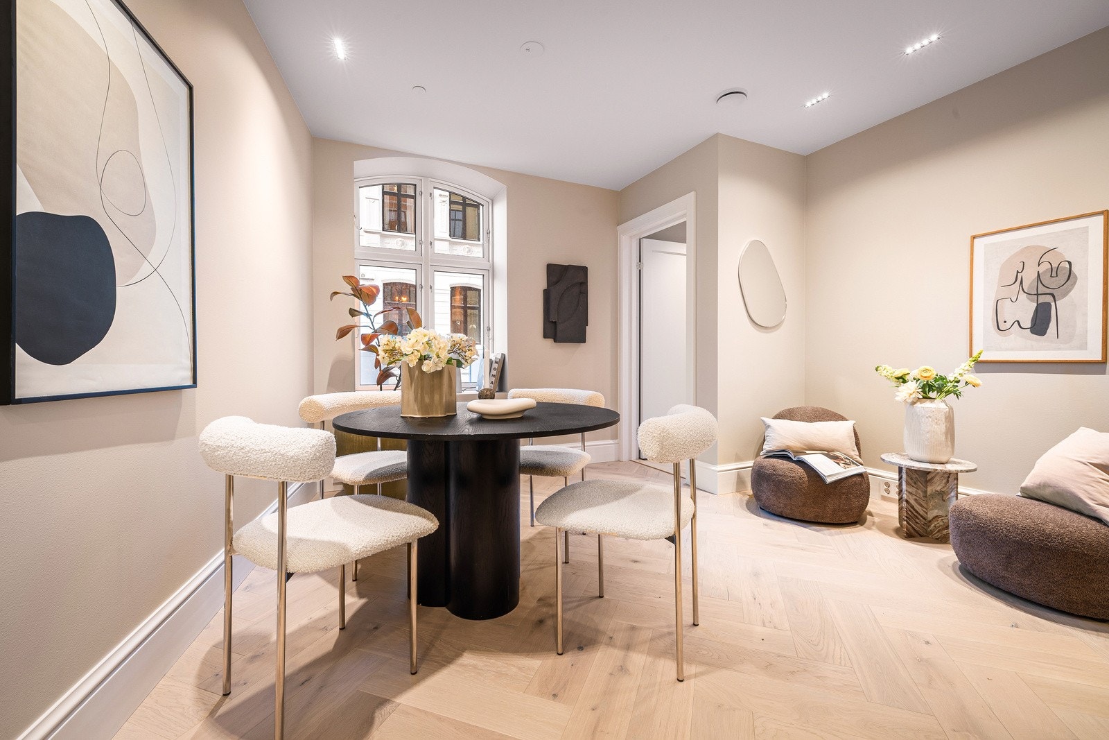 God plass til romslig spisestue Galleribilde