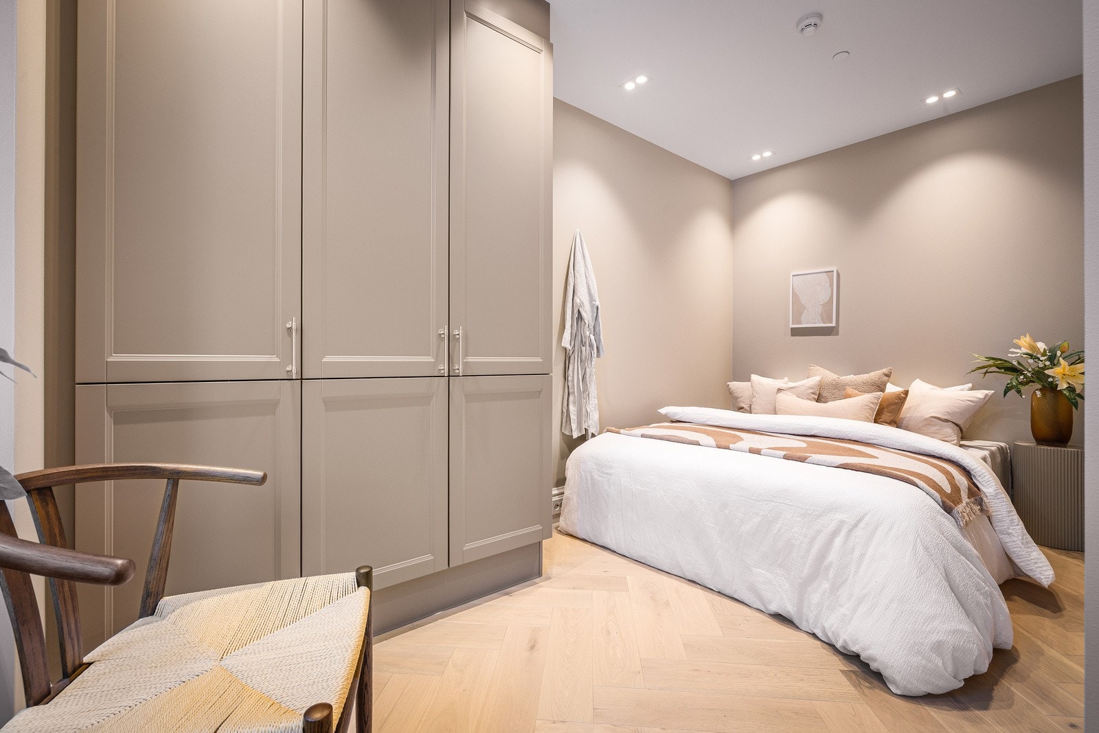 Hovedsoverom med romslige garderober Galleribilde