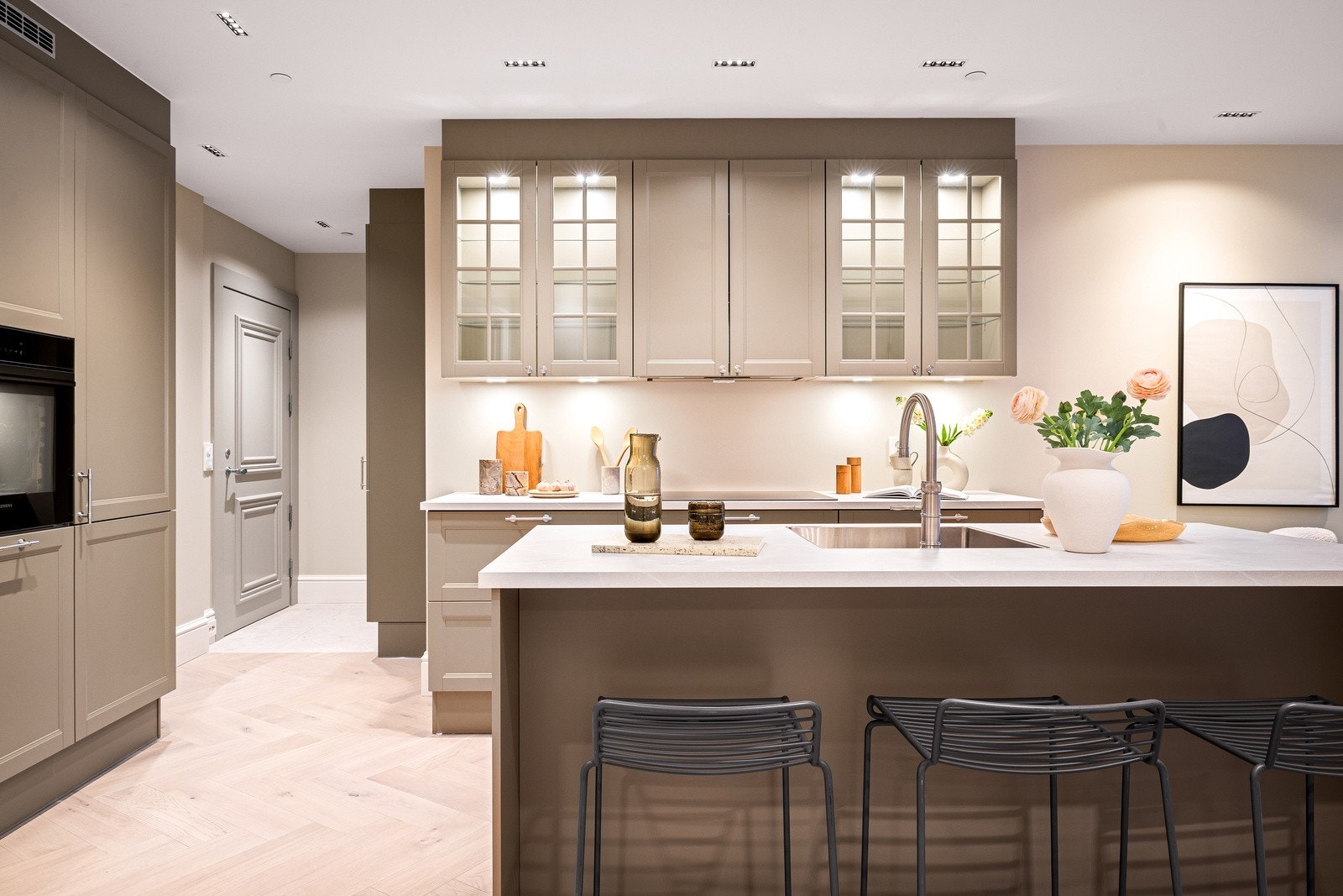 Kjøkkenet har meget god oppbevaringsplass Galleribilde