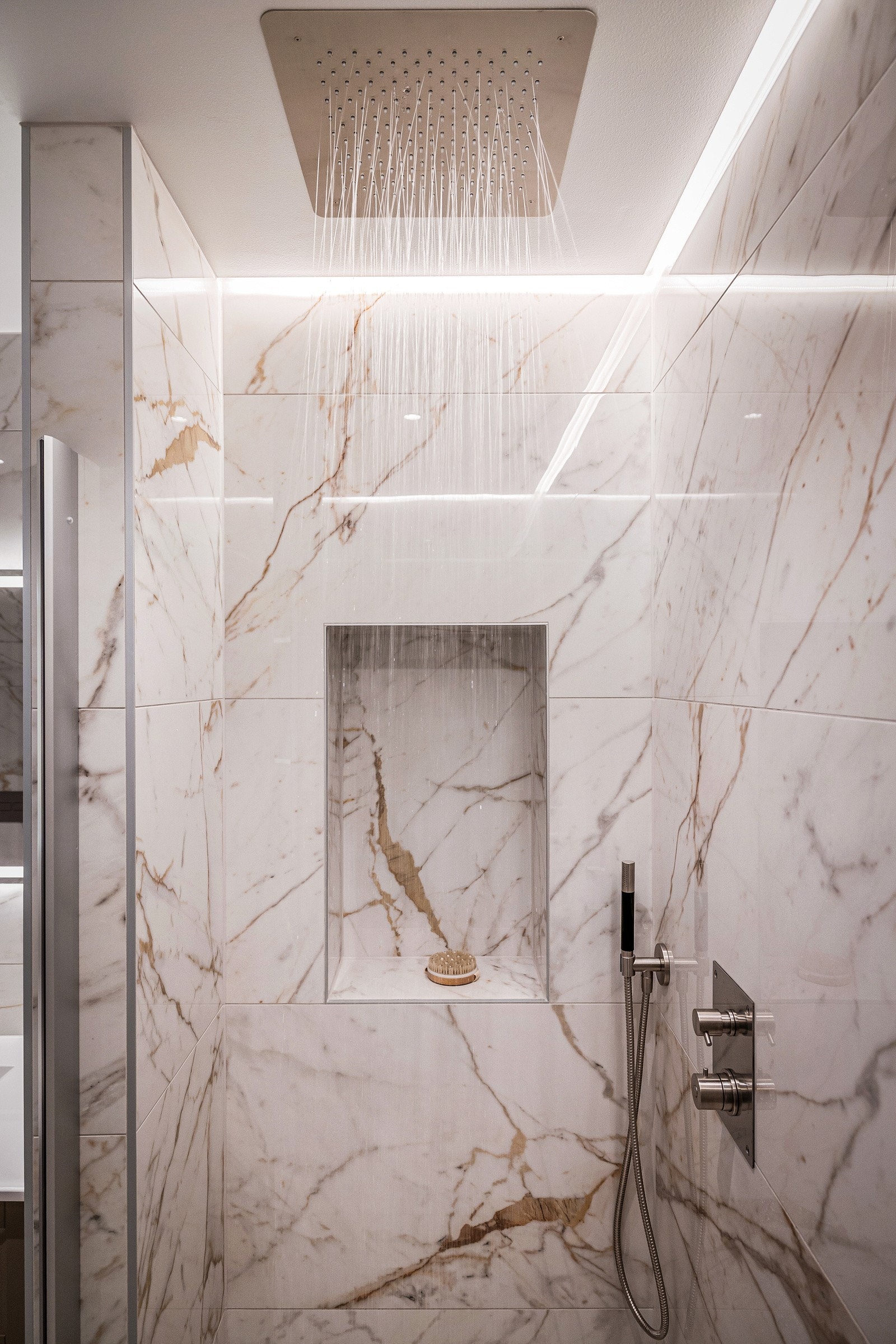 Integrerte dusjhoder i tillegg til håndholdt Galleribilde