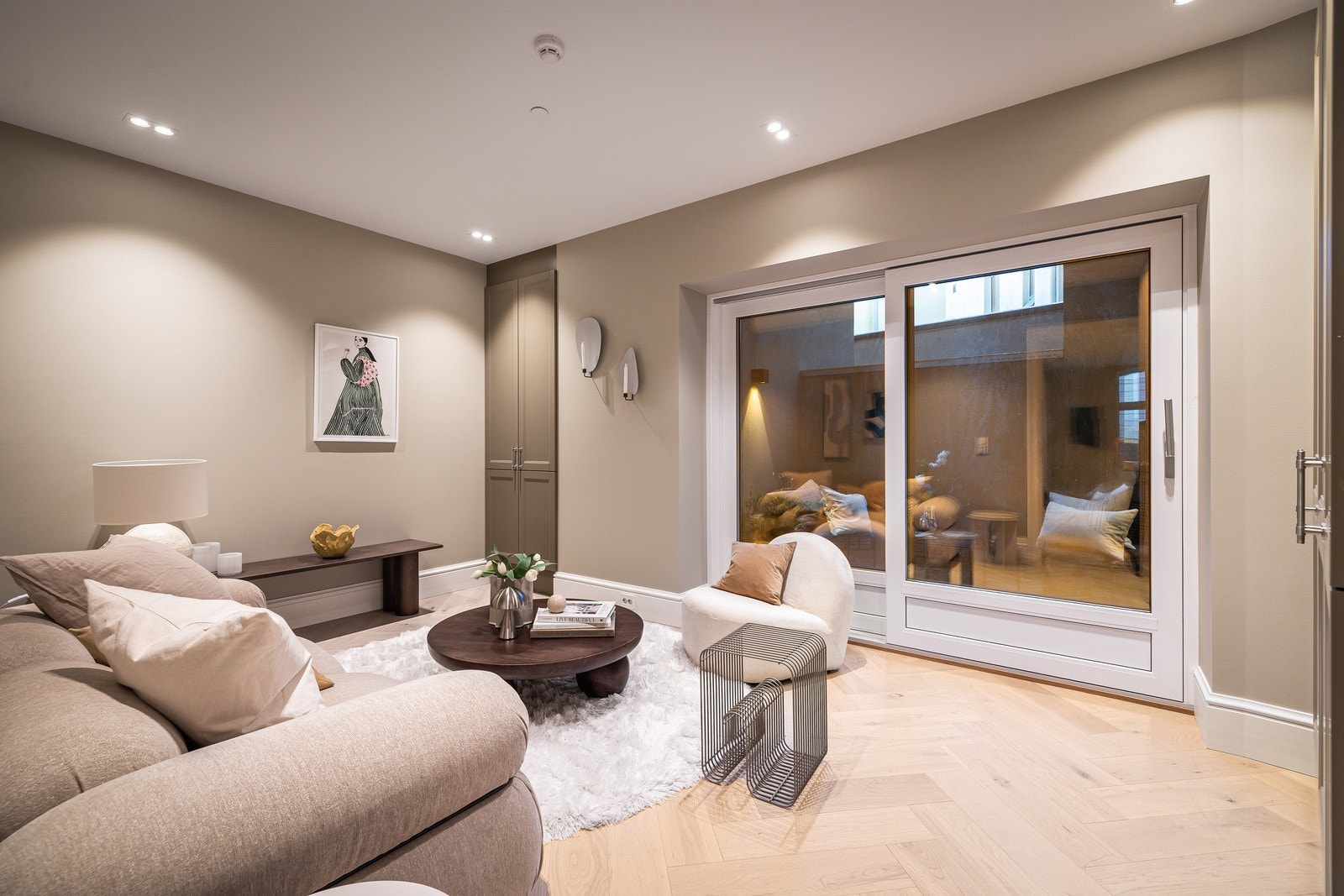 Leiligheten har to soverom, men det ene er innredet som stue Galleribilde