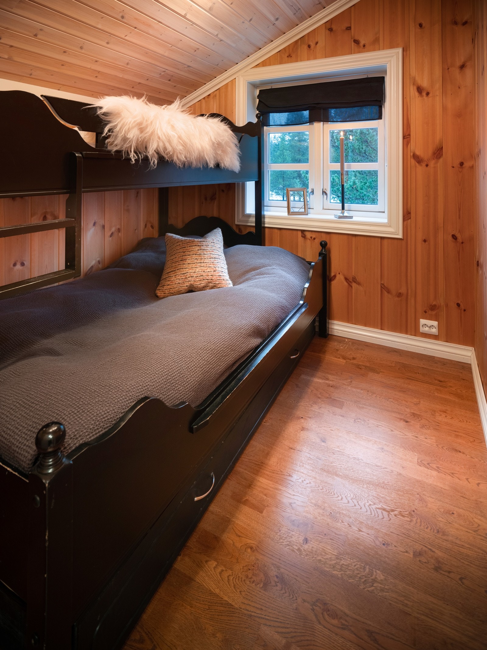 Romslig soverom med praktisk familiekøyeseng Galleribilde