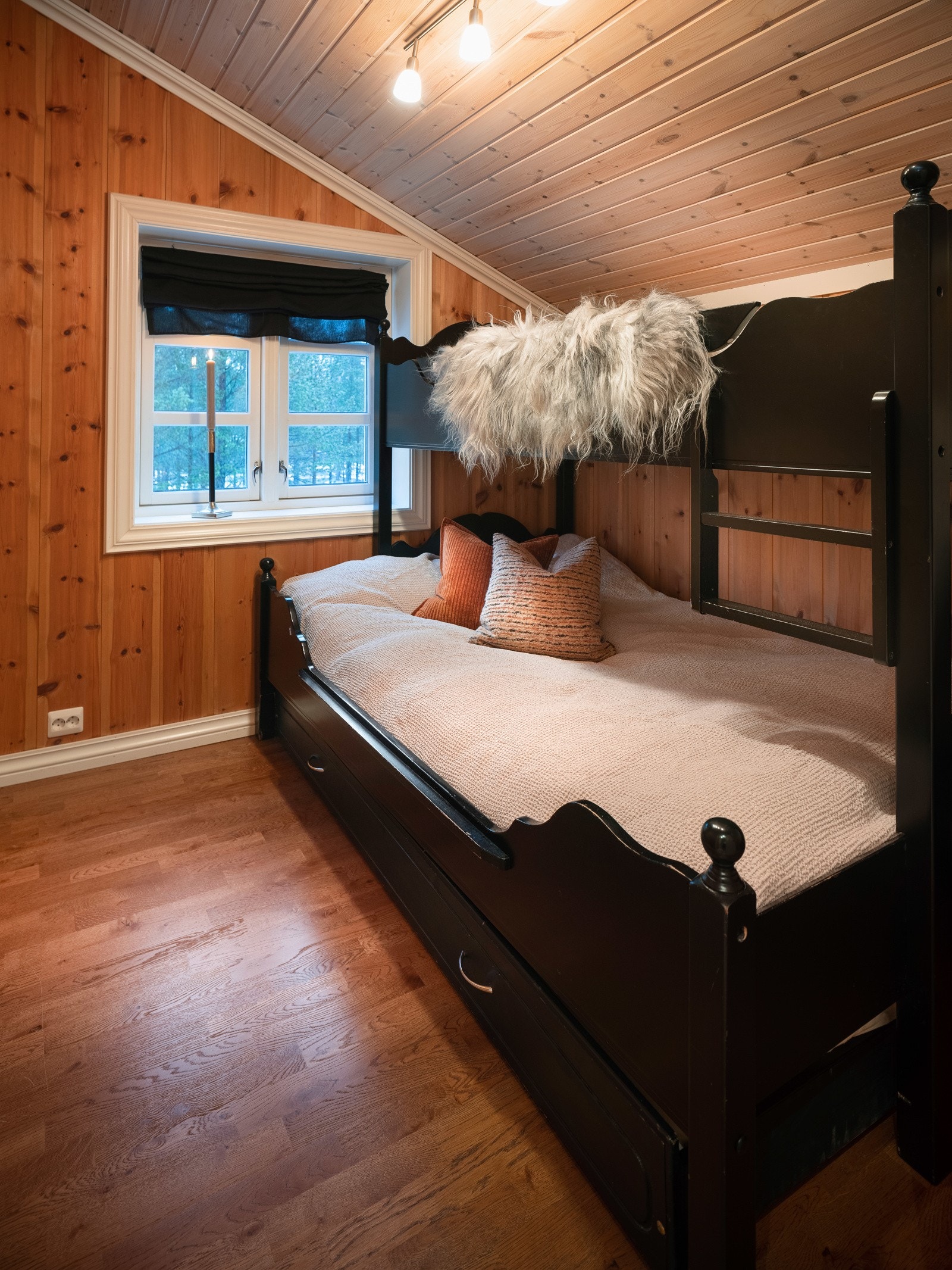 Romslig soverom med praktisk familiekøyeseng Galleribilde