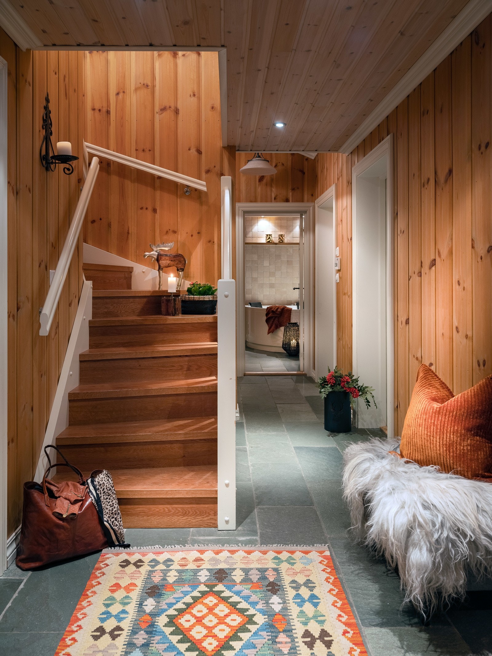 Opp trappen kommer du til hyttens andre etasje Galleribilde