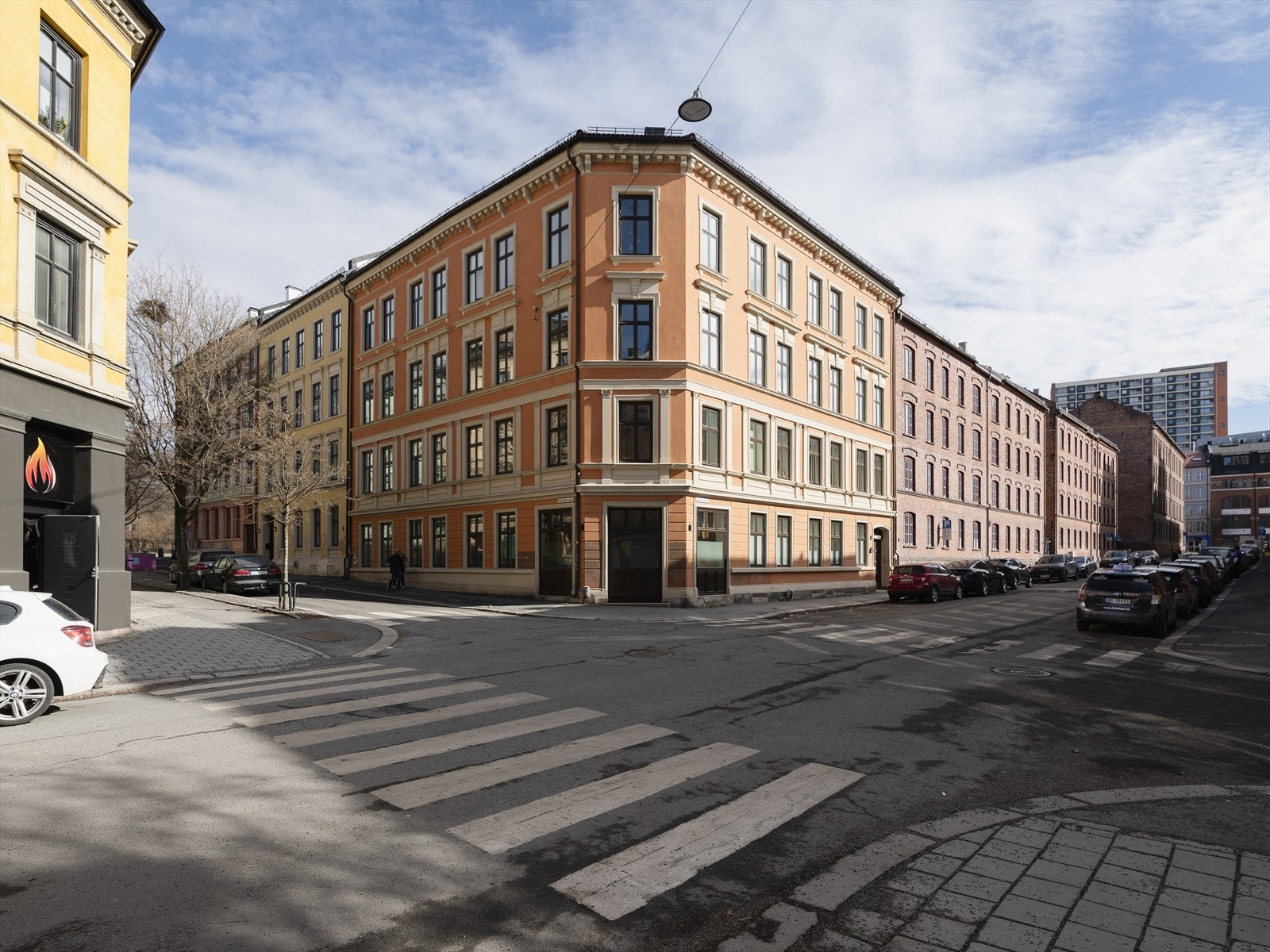 Fasade. Nydelig klassisk gård fra 1890. Beboerparkering utenfor, med kommunale ladebokser. Galleribilde