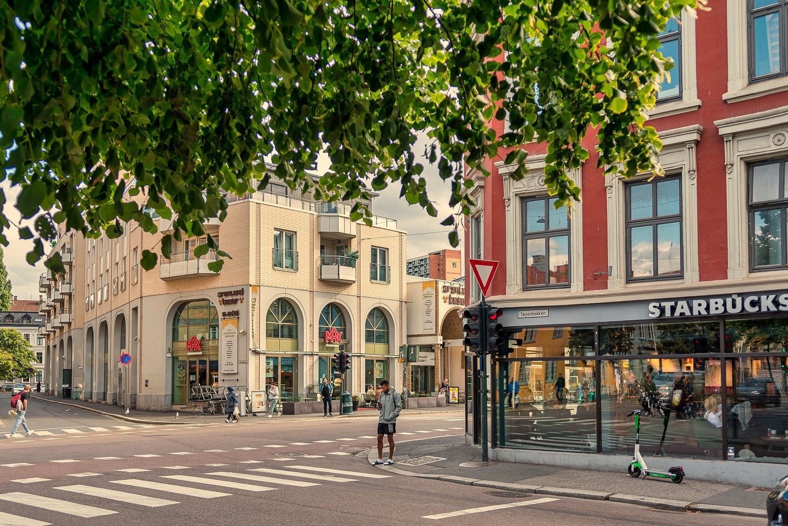 På Grønland basar finnes bl.a. en stor Kiwi-butikk, apotek, vinmonopol og forskjellige spisesteder. Galleribilde