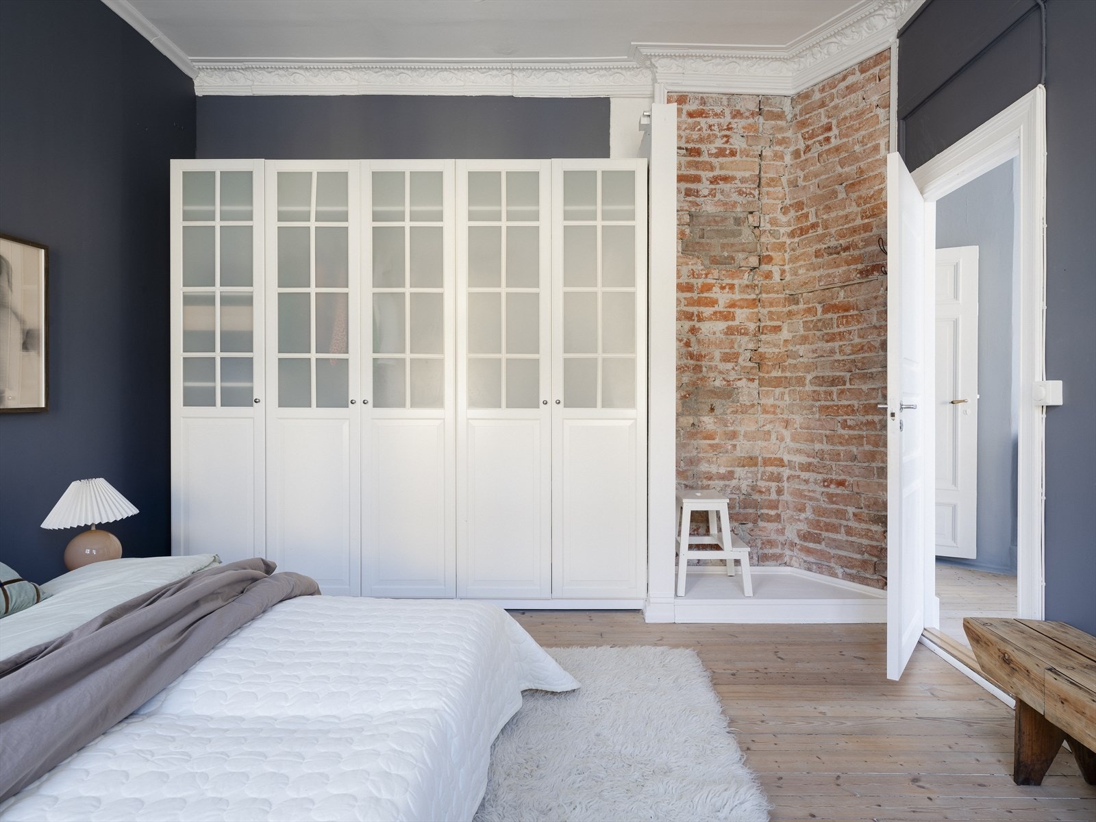 En praktisk og stor garderobe som gir deg masse oppbevaringsplass. Galleribilde