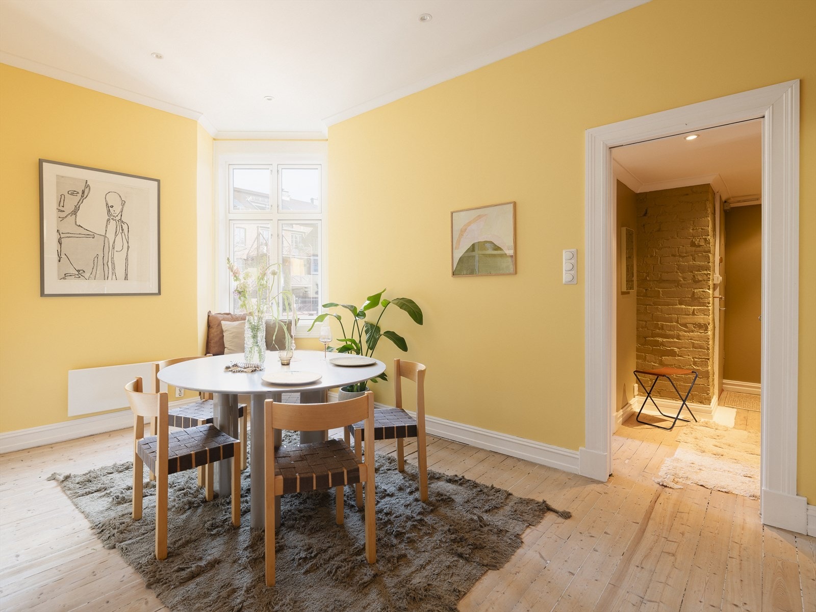 God plass til et koselig spisebord hvor vinduet og fargen på veggen bidrar til en hyggelig atmosfære. Her kan du skape minner med gode middager og hyggelige samtaler. Galleribilde