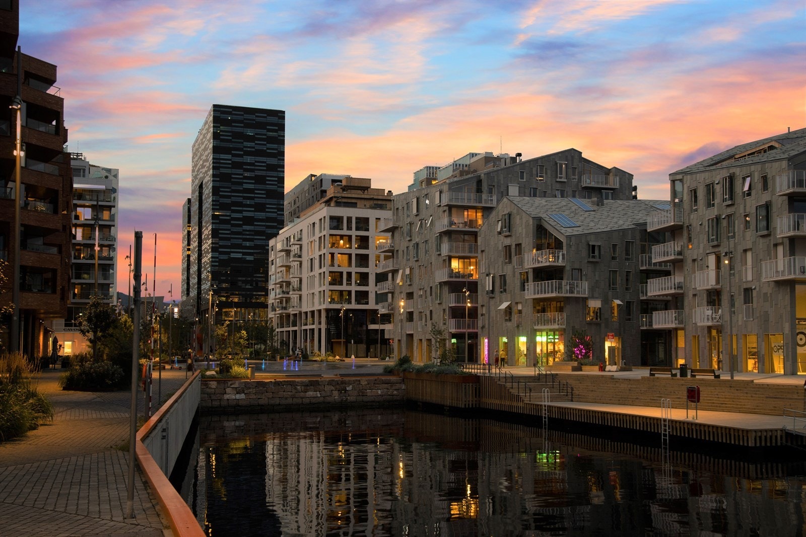 Fra leiligheten er det gåavstand til Bjørvika og Munch brygge som har blitt et eldorado for spisesteder, barer, kultur og badeliv. Galleribilde