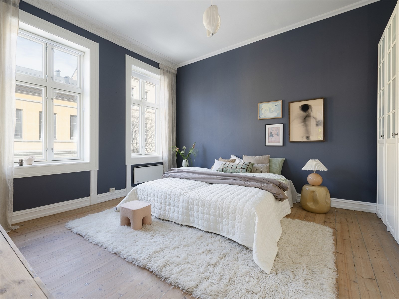 Fra stuen kommer du inn til boligens hovedsoverom. Rommet er lyst og innbydende med god plass til en stor seng og tilhørende nattbord. Galleribilde