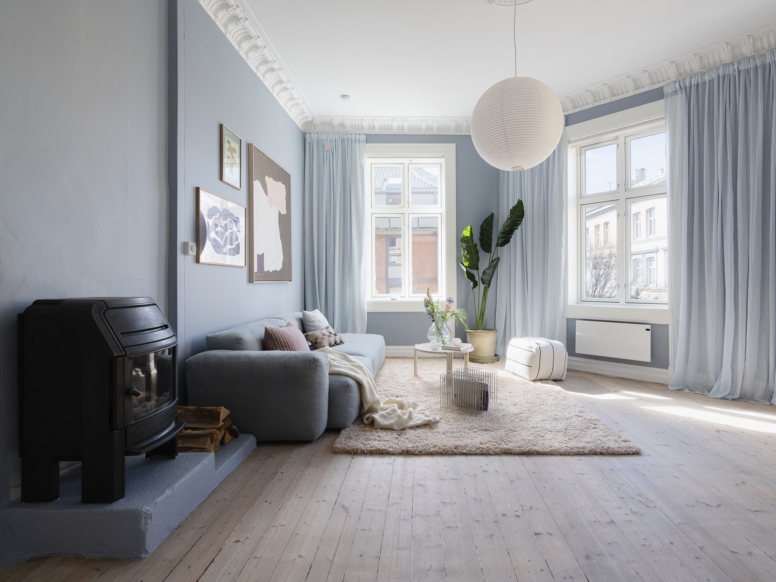 Hjørneleilighet og de mange store vindusflatene gjør at det er mye deilig dagslys i boligen. Peisovnen sørger for knitrende hygge og varme i vinterhalvåret. Galleribilde