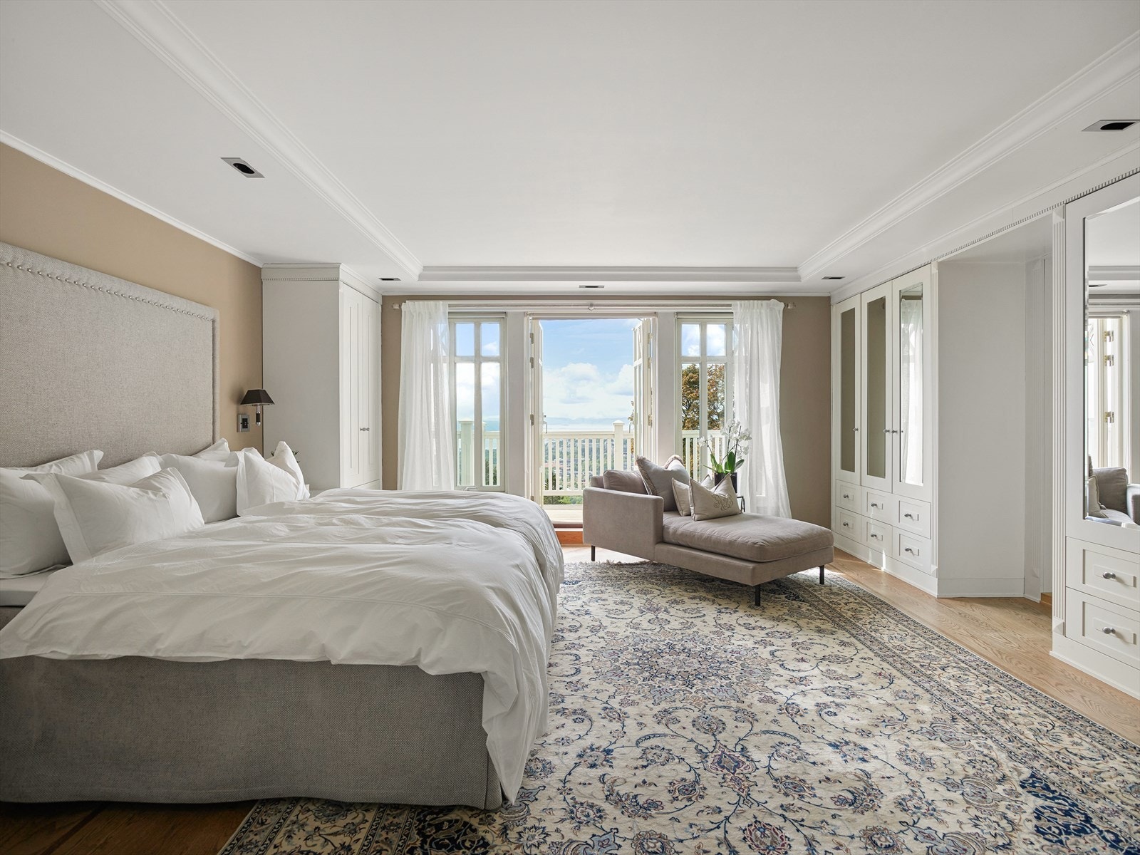 Innbydende hovedsoverom med utgang til terrasse og eget bad. Galleribilde