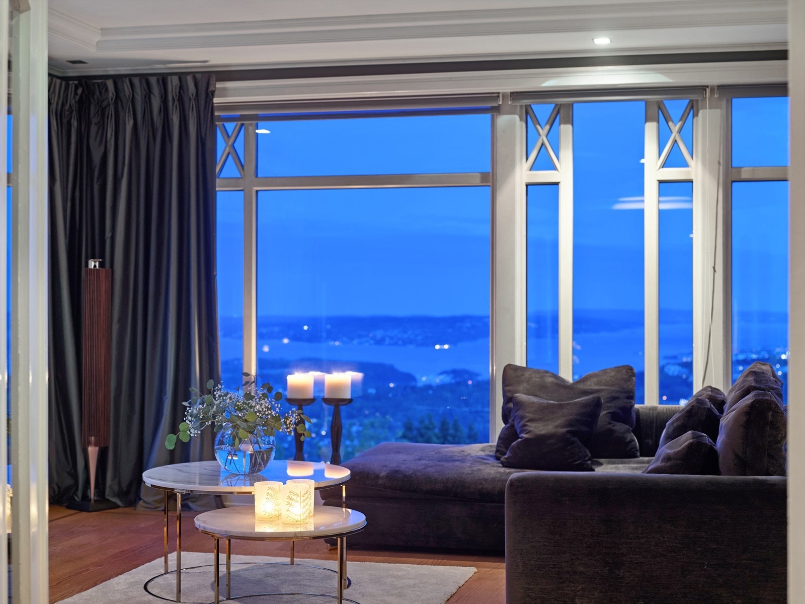 Høyt og fritt med fantastisk utsikt over byen og mot fjorden. Galleribilde