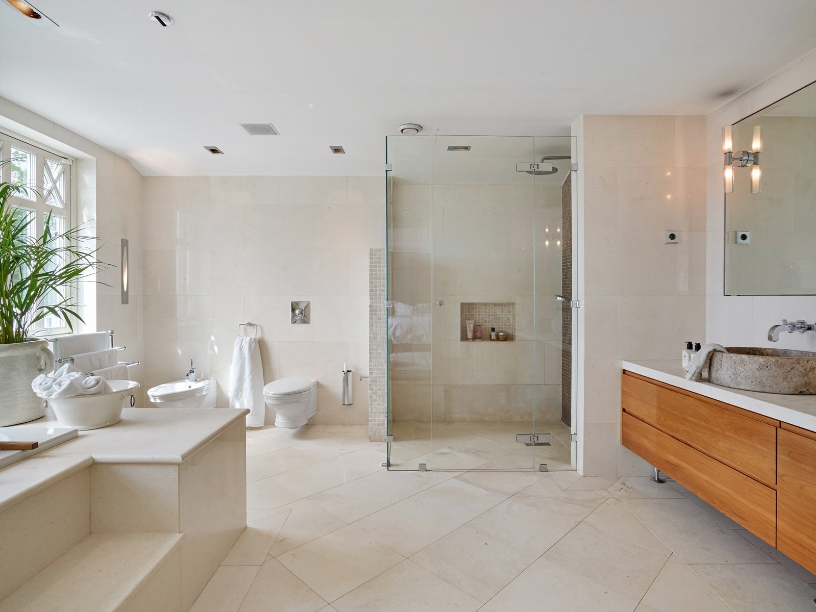 Dusjhjørne med glassvegg og innfellbar glassdør. Galleribilde