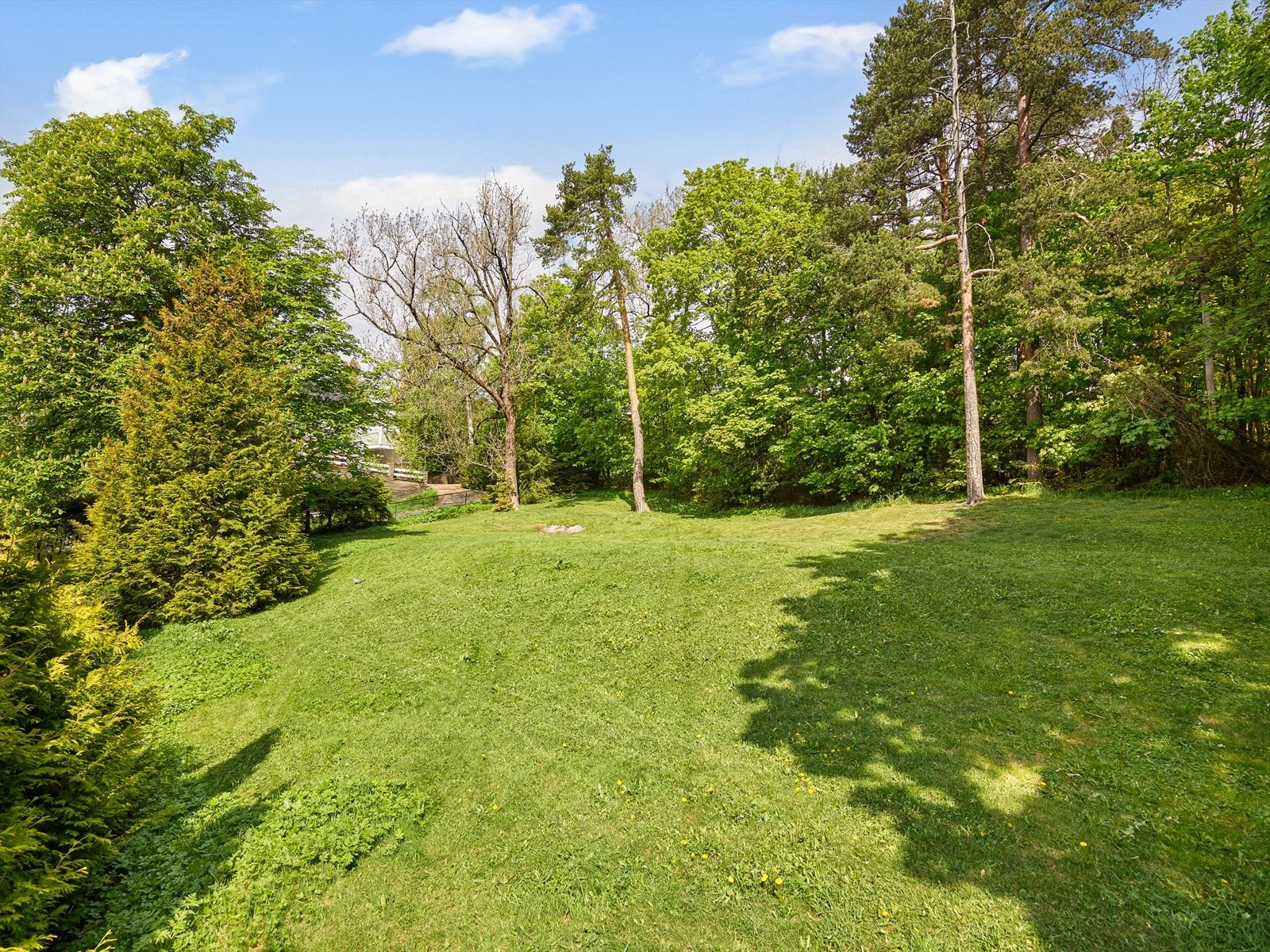 Stor hage med lite innsyn. Svært gode solforhold. Galleribilde