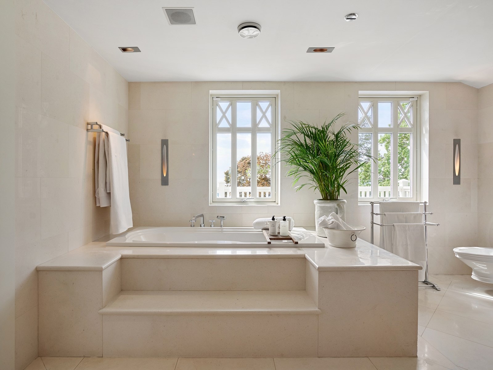 Flott, innebygget badekar. Galleribilde