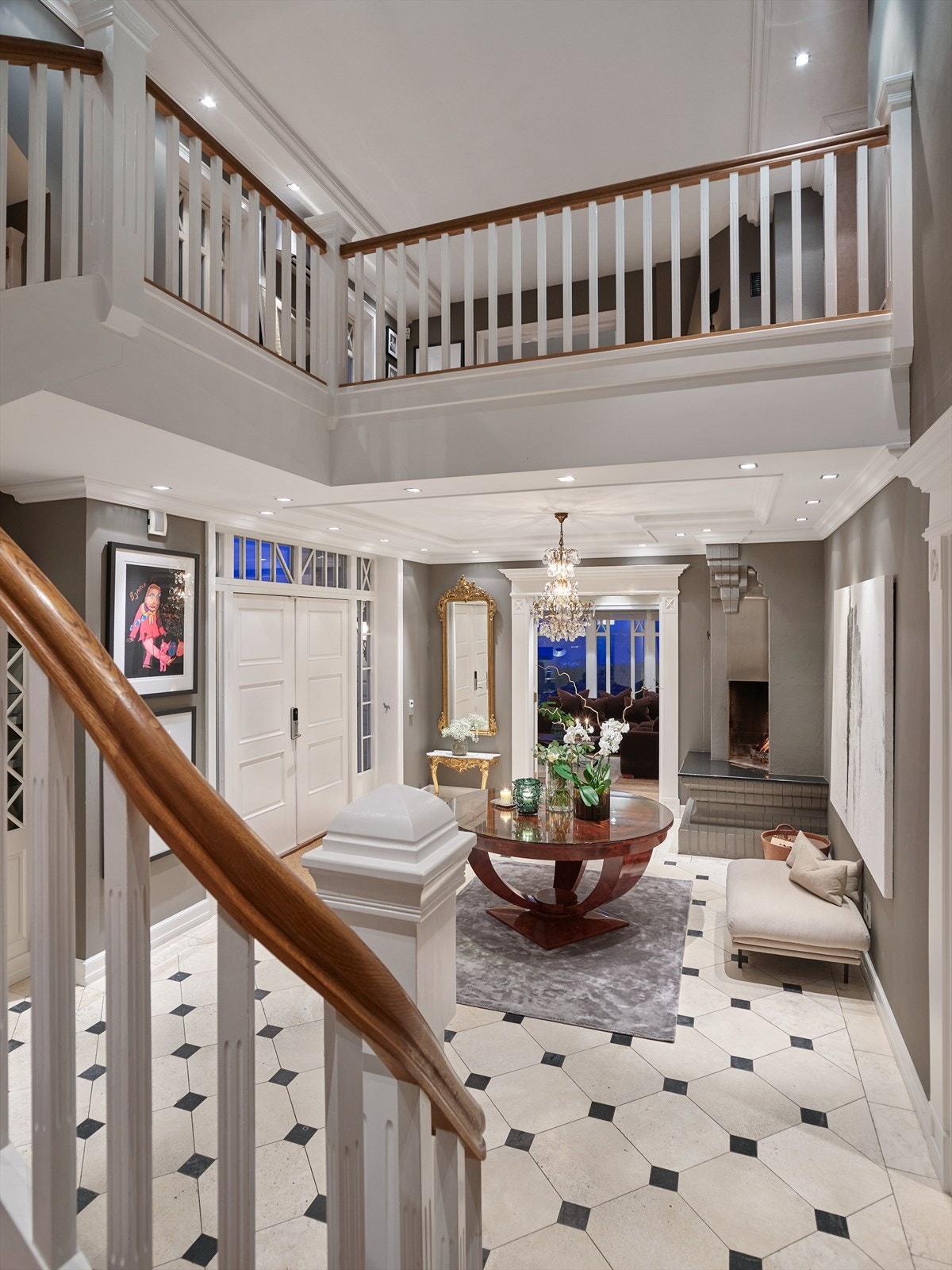 Lys og innbydende hall med god takhøyde. Galleribilde