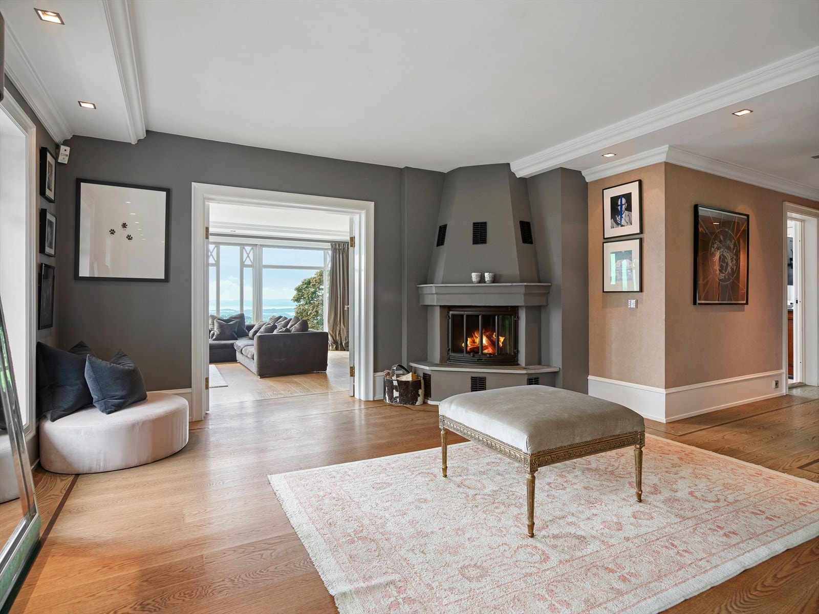 Hallen har adkomst til stue og gang. Galleribilde