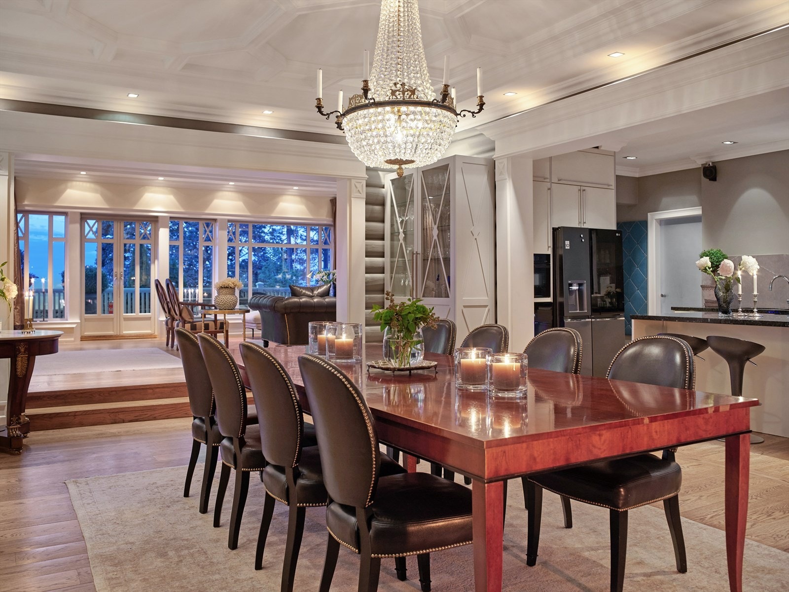 Innbydende spisestue med god plass til stor spisegruppe. Galleribilde