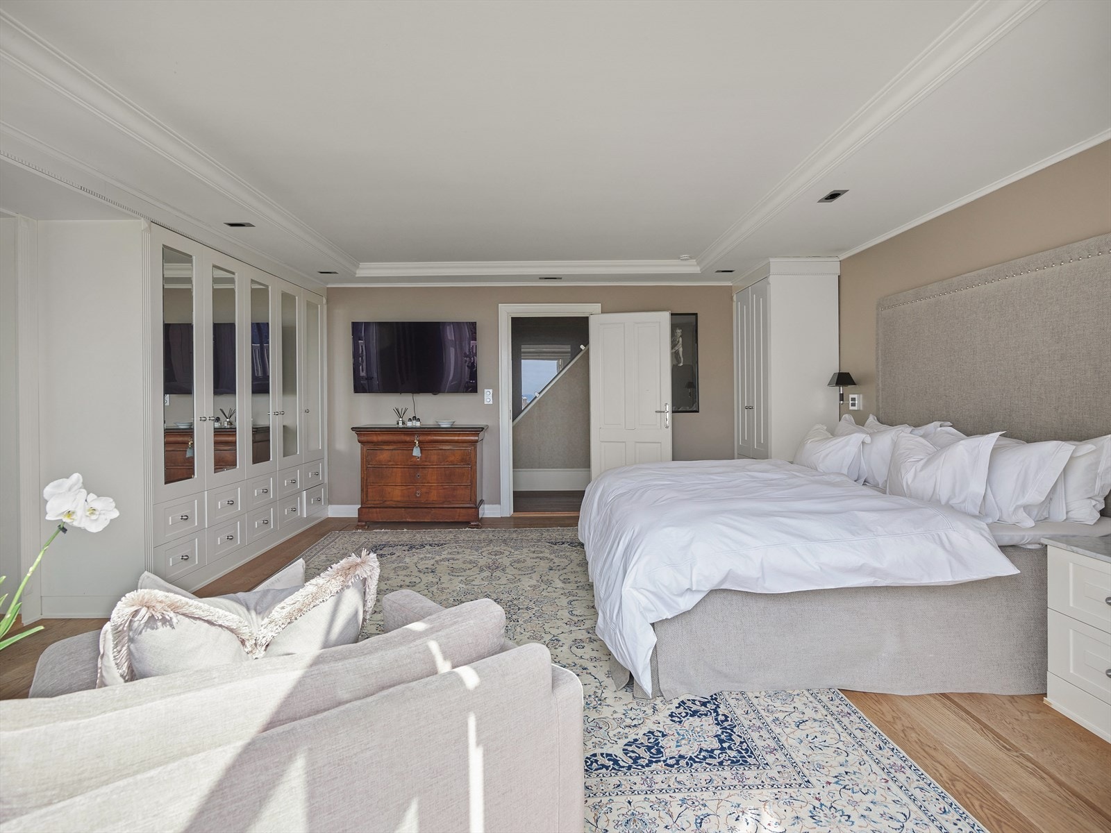 Gode garderobeløsninger på hovedsoverom. Galleribilde