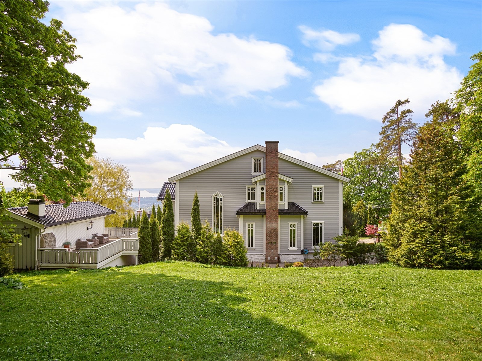 Hagen er skjermet og privat, med nok boltringspass for både store og små. Galleribilde