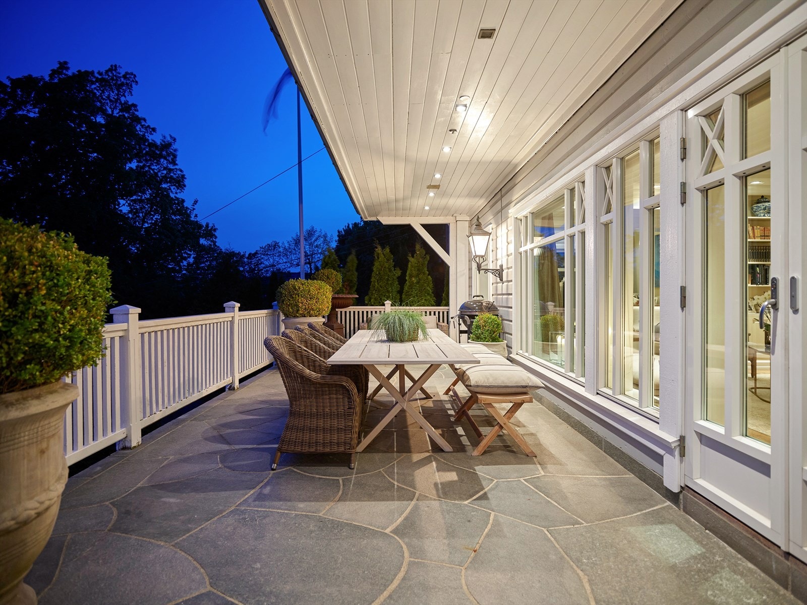 Nyt sene kvelder på uteplassen. Galleribilde