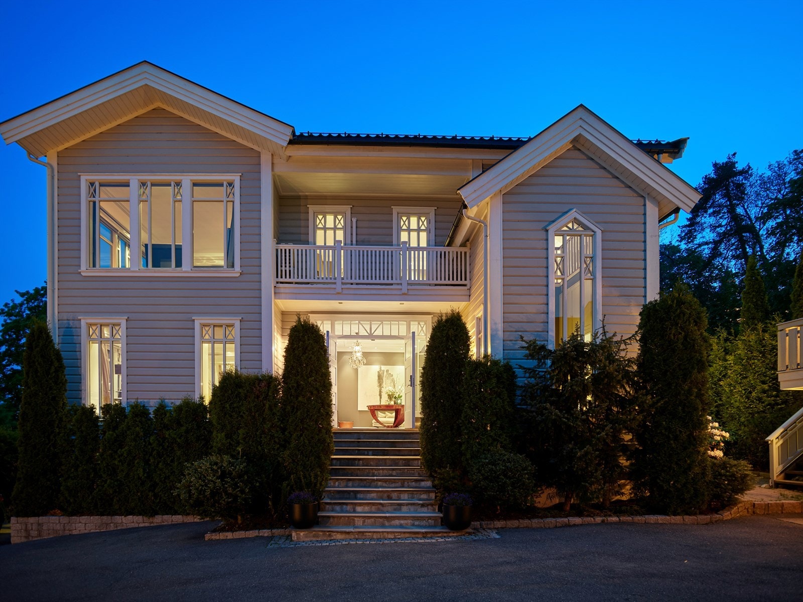 Innholdsrik eiendom på hele 587 m² (BRA-i). Galleribilde