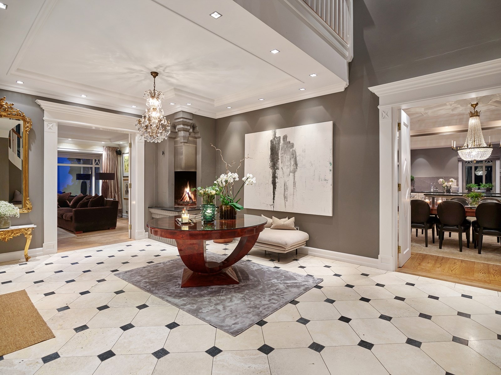 Hall har plassbygget innredning fra Vegårdsheim. Galleribilde