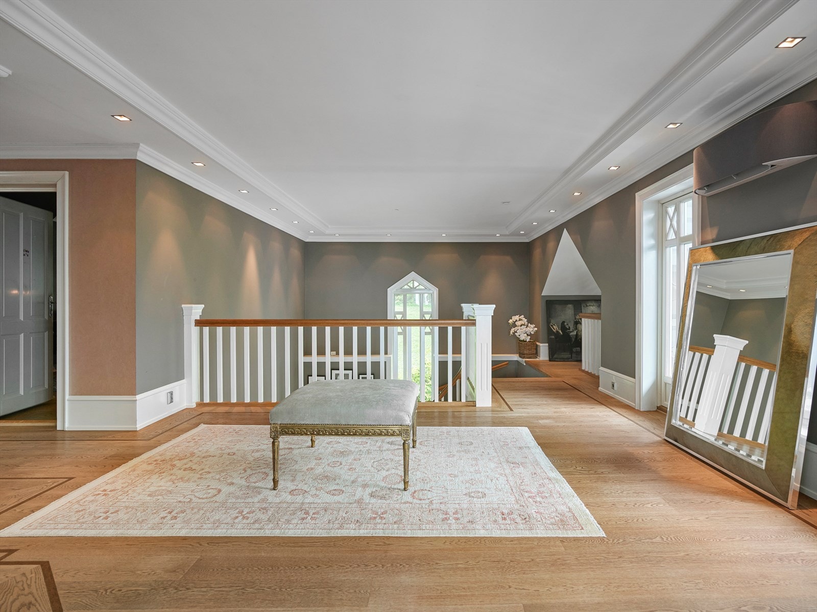 Hall i andre etasje med adkomst til balkong. Galleribilde