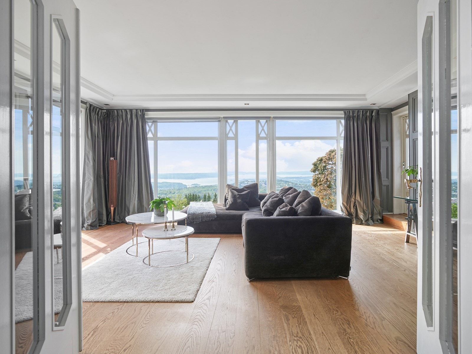 Romslig tv-stuen i andre etasje med store vindusflater. Galleribilde