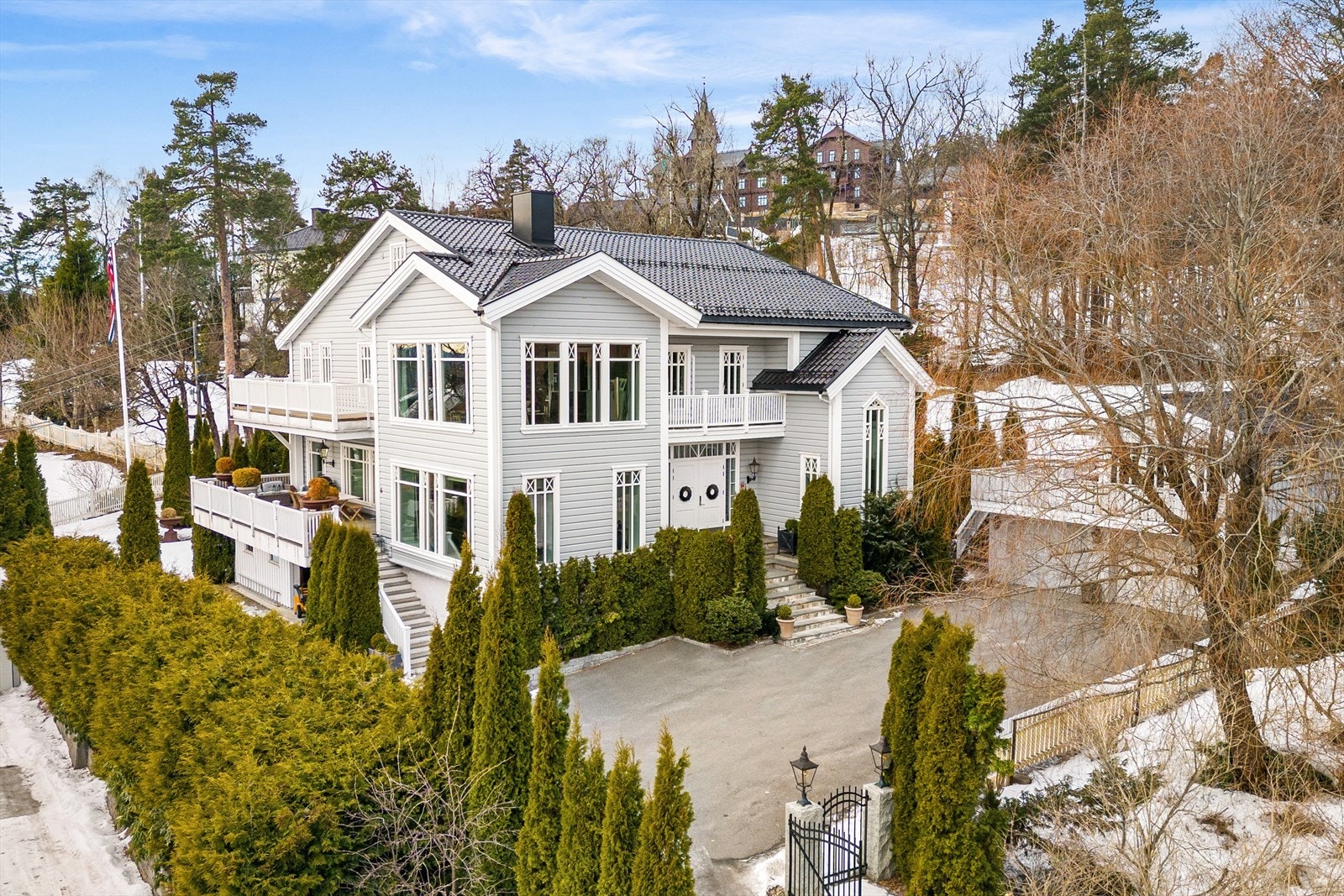 Velkommen til Holmenkollveien 122 presentert av Peter Björklund ved Nordvik Bygdøy Allé. Galleribilde