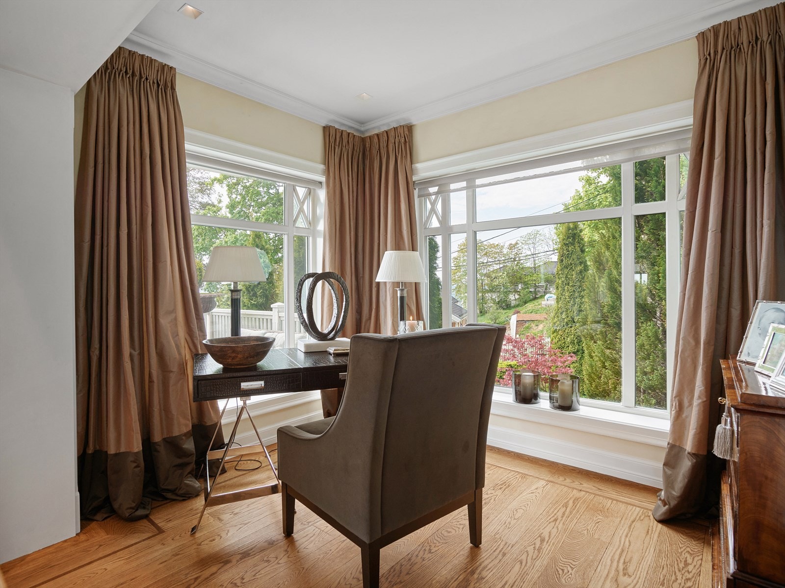 Hyggelig lesekrok i tilknyting til hovedstuen. Galleribilde