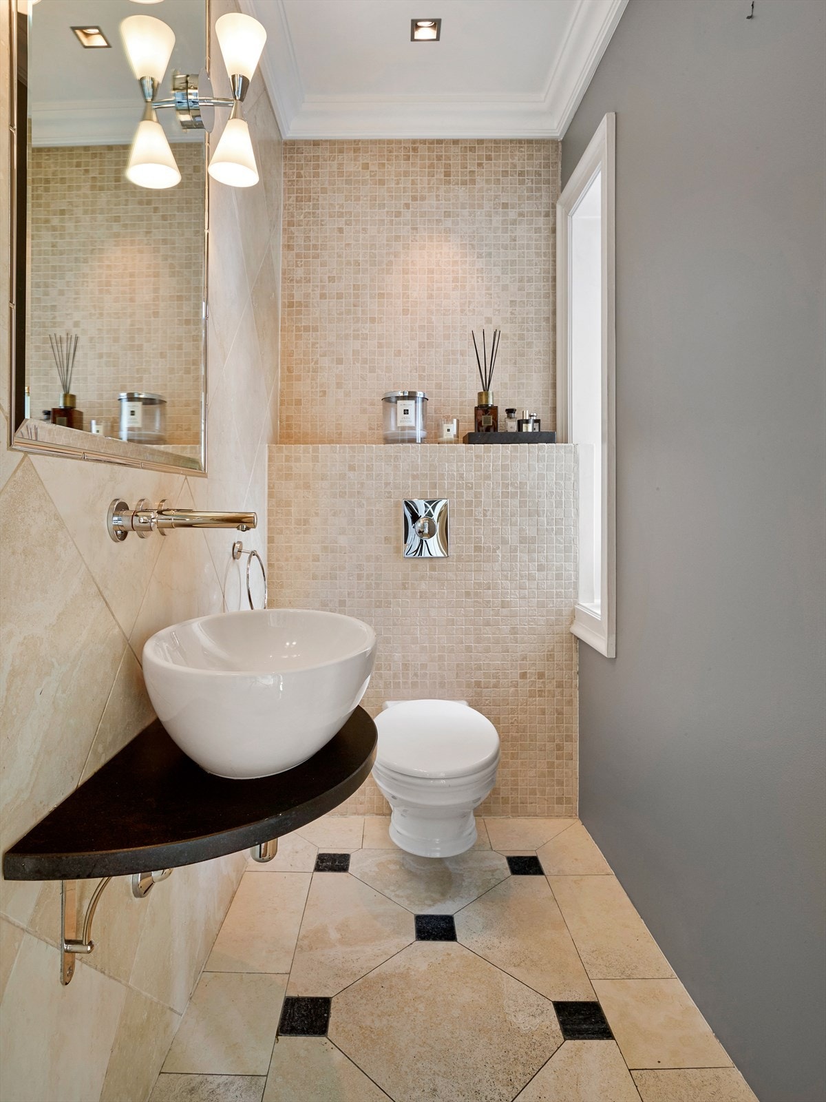 Lekkert toalettrom beliggende i første etasje. Galleribilde